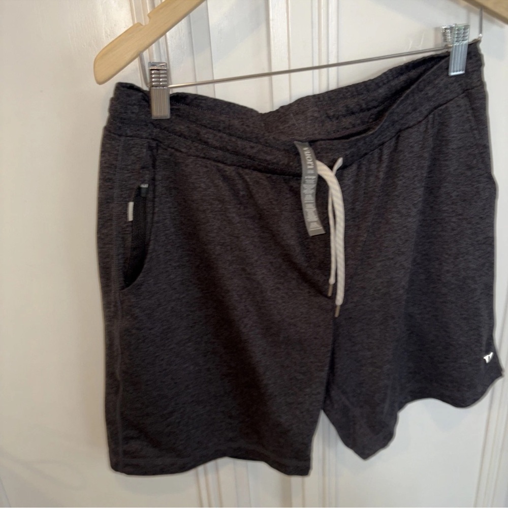 NWOT Vuori Ponto Shorts Men’s Charcoal Heather Performance 7" Inseam Sz XL